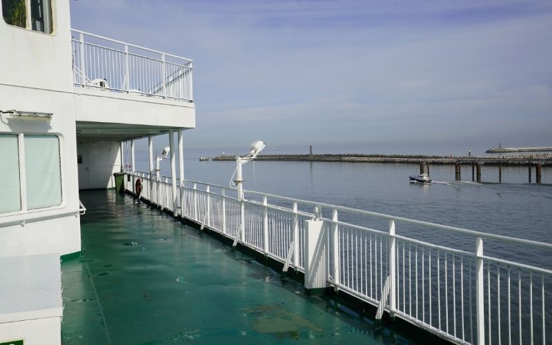 Het buitendek van Irish Ferries met zicht op zee