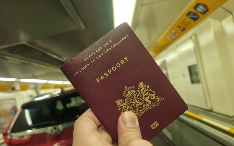 Paspoort bij de hand voor de grenscontrole richting Engeland