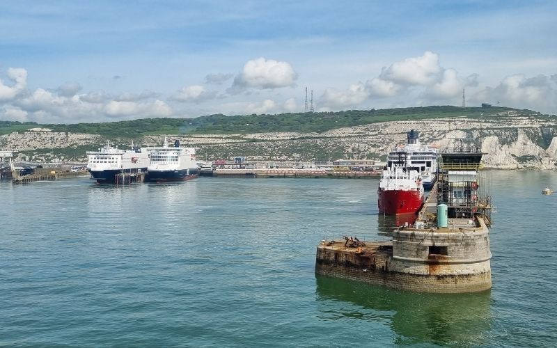 De haven van Dover met de krijtrotsen