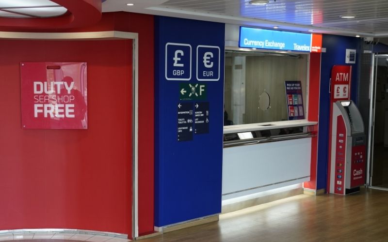 De Duty Free-zone met wisselkantoor aan boord van DFDS