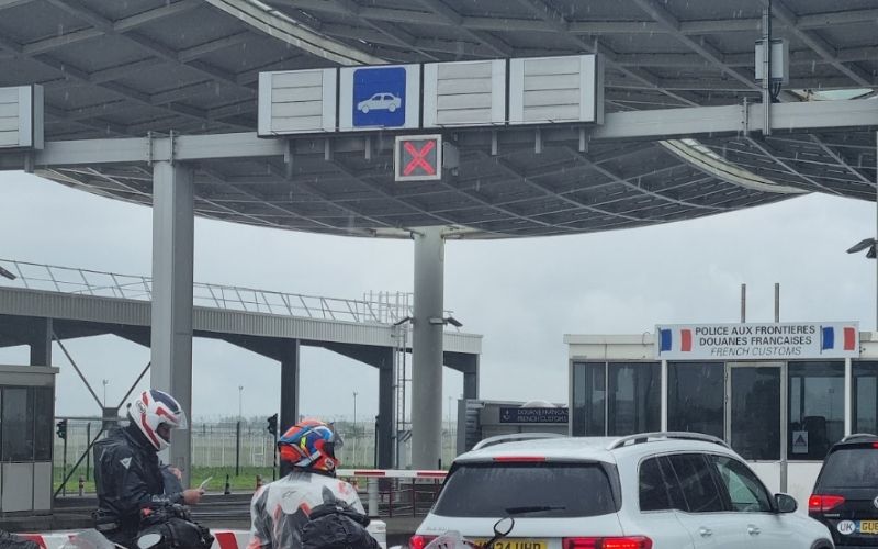 Grenscontrole bij de terminal van de Eurotunnel in Calais