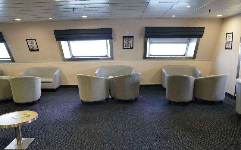 Het interieur met zitplaatsen aan boord van Irish Ferries
