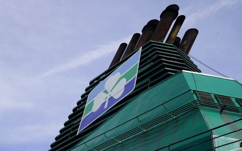 De schoorsteen van een Irish Ferries schip op de route Calais naar Dover