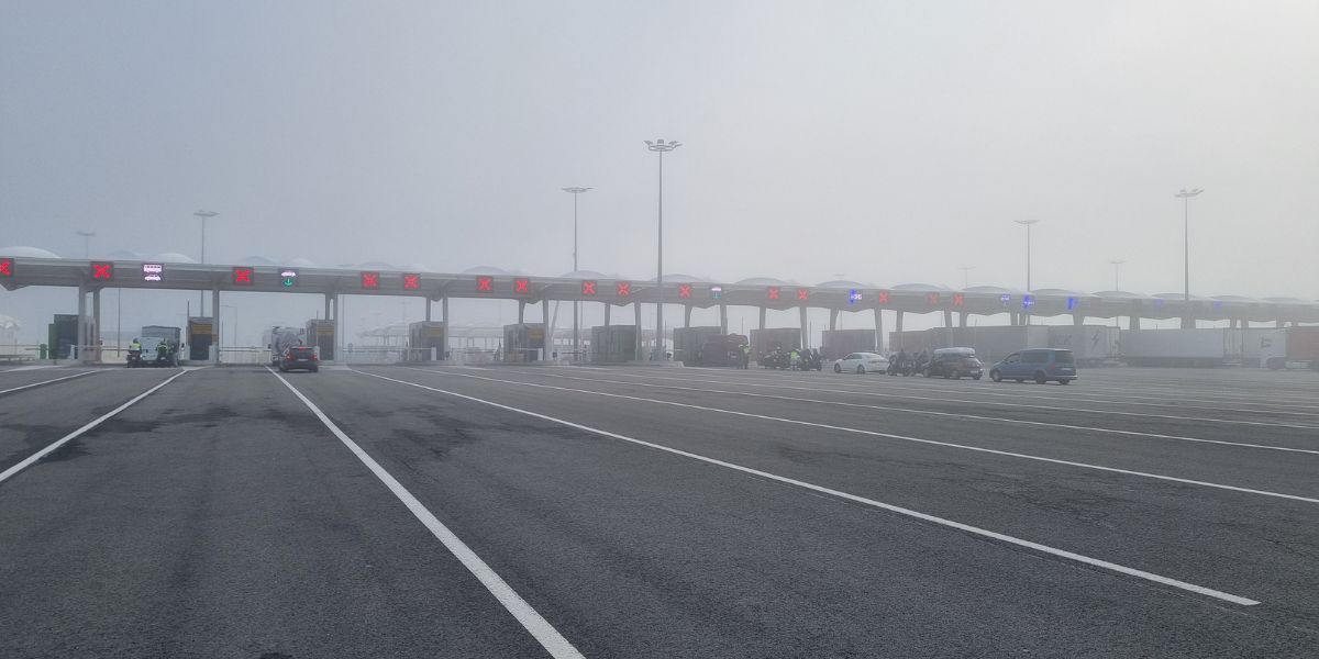 Wachtende auto's op het opstelterrein voor de ferry van Calais naar Engeland