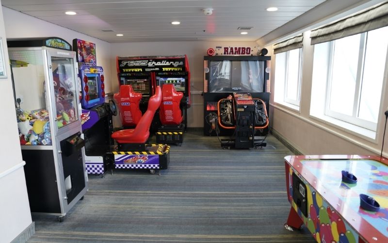 De speelhal met arcadekasten aan boord van Irish Ferries