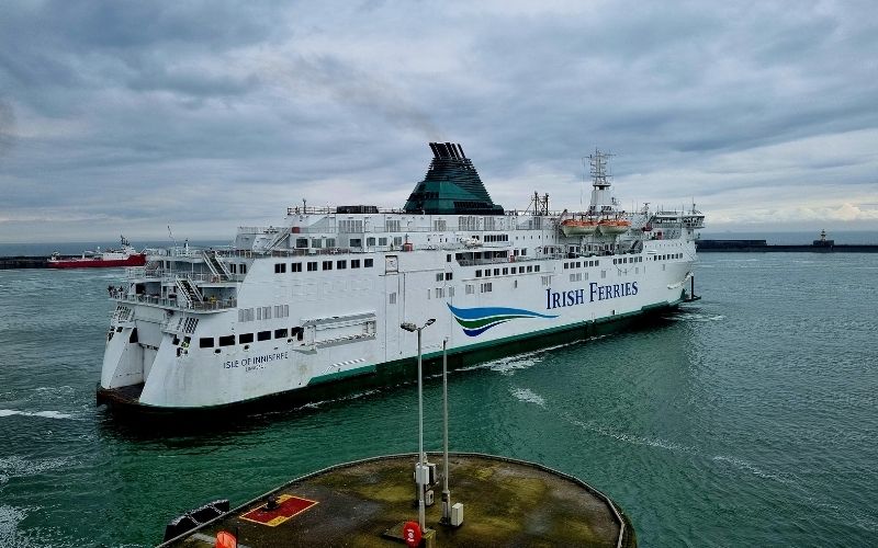 Irish Ferries schip in de haven van Dover